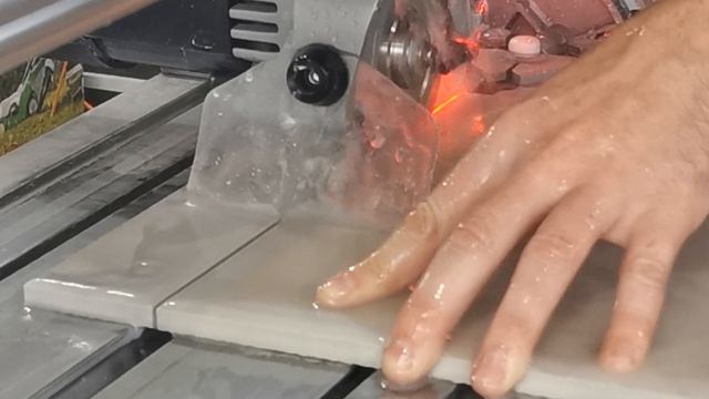 Получаем рез плитки на уровне заводского края. Используем станок Wandeli от fortezzo.com смотреть онлайн