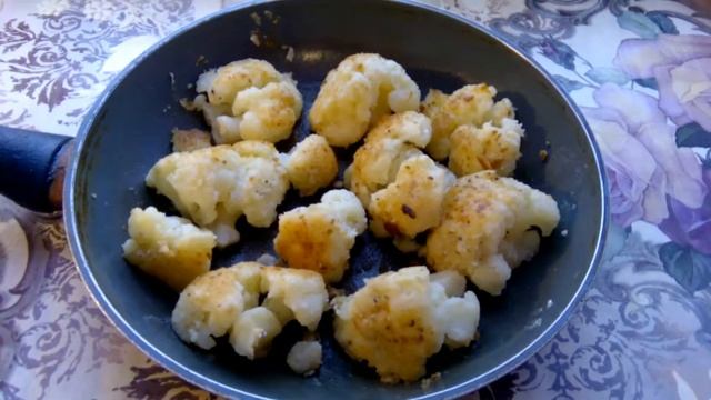 Цветная капуста с хрустящей корочкой, обжаренная в панировочных сухарях и муке. смотреть онлайн