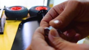 "КРУТОЙ" инструмент для уборки снега!! Поворотная лопата на колёсах!