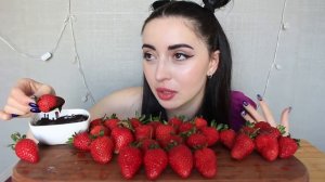 БАБУШКА ИЗ БОЛЬНИЦЫ, МЕНЯ ТРОНУЛО / КЛУБНИКА МУКБАНК / asmr Ayka Emilly