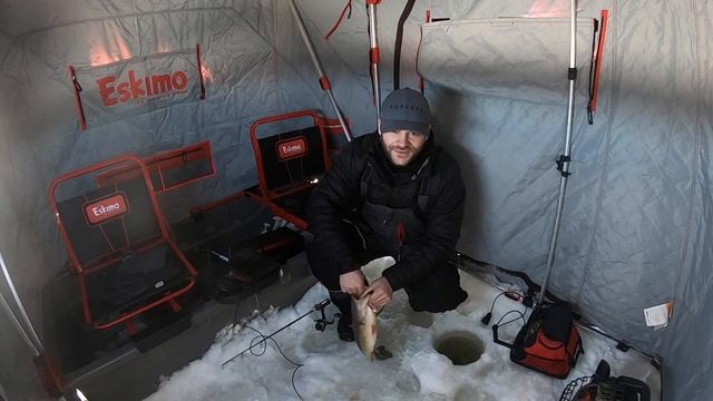 Ice Fishing NEW FISH on TINY Northwoods Lake! смотреть онлайн