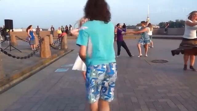 Oops! Public dance in the street смотреть онлайн