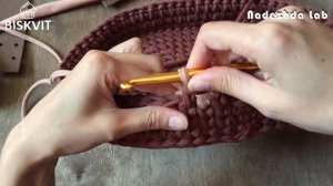 Овальная корзина из трикотажной пряжи. Как вязать Ровные галочки крючком?