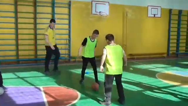 Інноваційний урок з фізичної культури з елементами футболу. смотреть онлайн