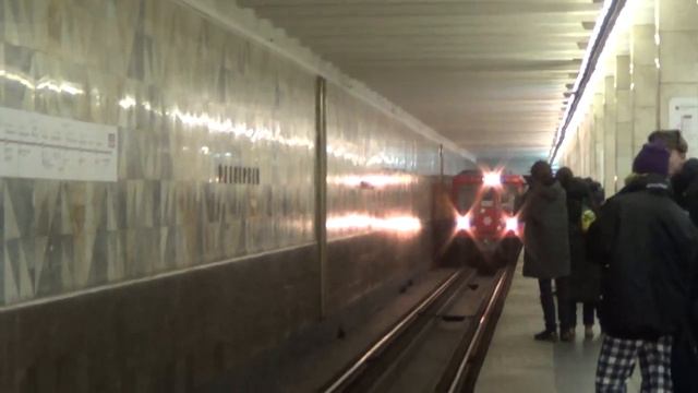 Новогодний Метропоезд 81-710 ЁЖ-3 станция Планерная смотреть онлайн