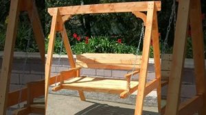 Садовые качели из дерева.