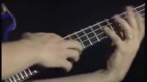 Соло на бас-гитаре, в конце улет