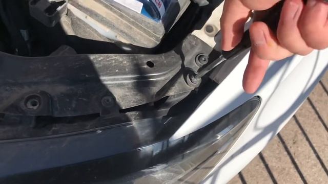 Замена лампы ближнего света Volkswagen Polo смотреть онлайн