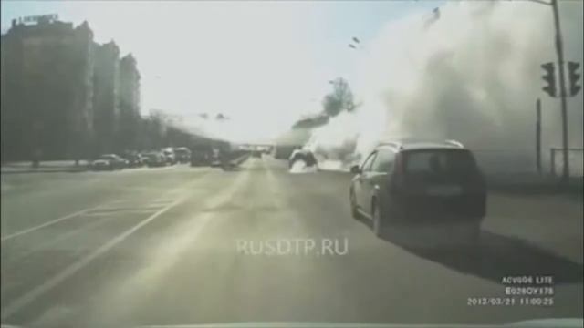 10 САМЫХ УЖАСНЫХ ПОЖАРОВ АВТОМОБИЛЕЙ В ДВИЖЕНИИ 10 TERRIBLE FIRE VEHICLES смотреть онлайн