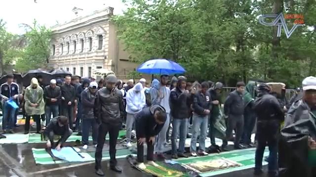 Намаз под ливнем ДЖУМА НАМАЗ В МОСКВЕ. Джуман Намаз в Мечети в Москве смотреть онлайн