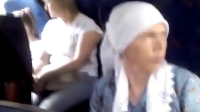 SWD - Молодежь поет о Боге в автобусе, бабушка недовольна смотреть онлайн