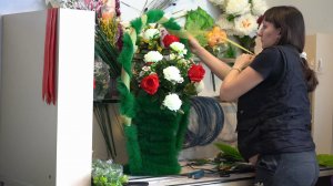 Украшение венка цветами, форма корзины
