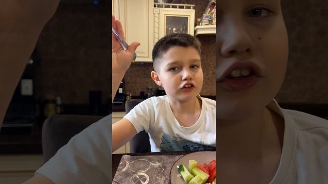 ПУГАЕТ ДЕДУШКОЙ БАБАЕМ #дети #родители #юмор #вайны #ЯрославКовалев смотреть онлайн