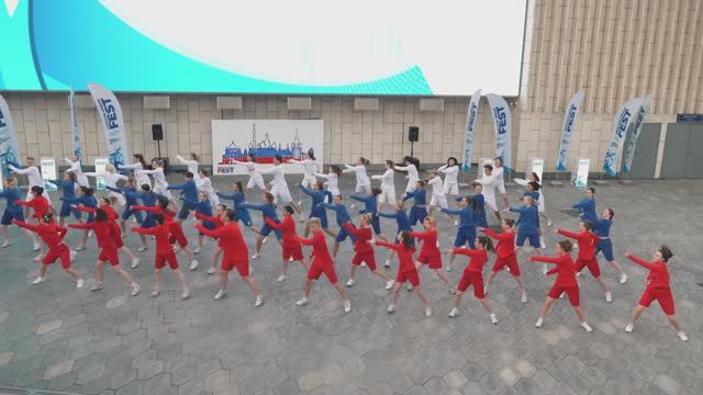 В «Зарядье» прошел танцевальный флэшмоб, приуроченный ко Дню Государственного флага РФ смотреть онлайн