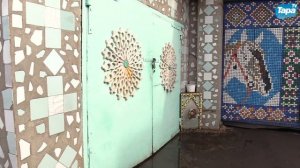 Житель Тары украсил дом картинами из пластиковых крышек