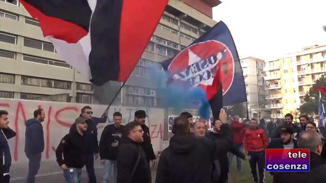 Cosenza: inchiesta Denis Bergamini, sit-in dei tifosi davanti al Tribunale смотреть онлайн