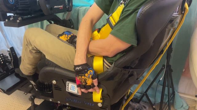 Ремни безопасности с натяжением при торможении на подвижной платформе 2dof