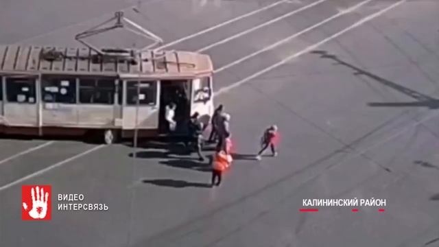 В Челябинске на проспекте Победы сошел с рельсов трамвай полный пассажиров смотреть онлайн