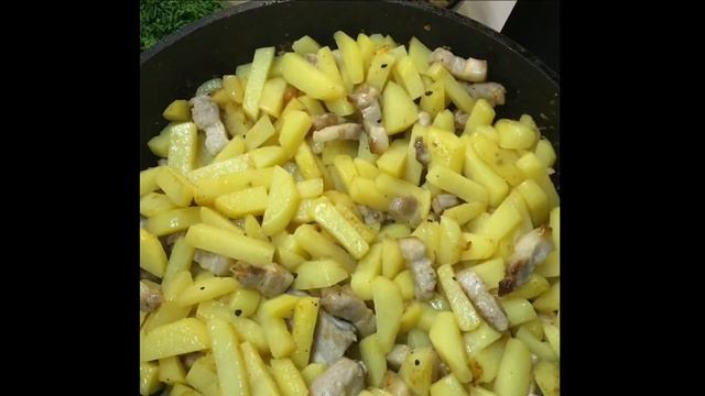 Картофель жареный с грибами и грудинкой. смотреть онлайн