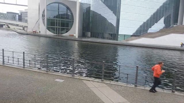 РЕЙХСТАГ Берлин Германия?? Река Шпрее Немецкий Флаг Reichstag Berlin Germany River Spree Deutschlan смотреть онлайн