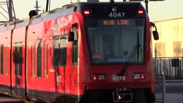 MTS Trolley - Siemens S70 UCSD Blue Line #4018 Departing 8th Street смотреть онлайн