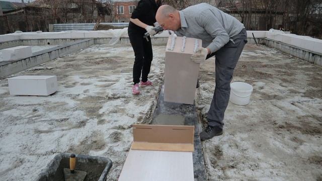 Кладка первого ряда газоблоков своими руками. | Начало кладки газобетона / Часть 3 смотреть онлайн