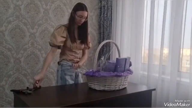 Корзина с Милка и цветами, процесс сборки смотреть онлайн