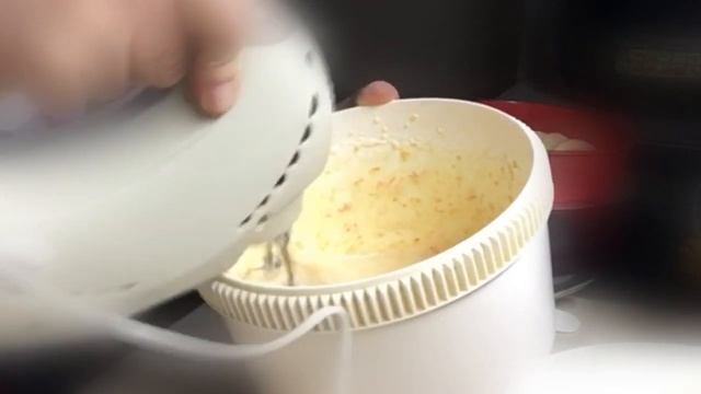 Взбивание яично-морковно-сахарной смеси и замес теста смотреть онлайн