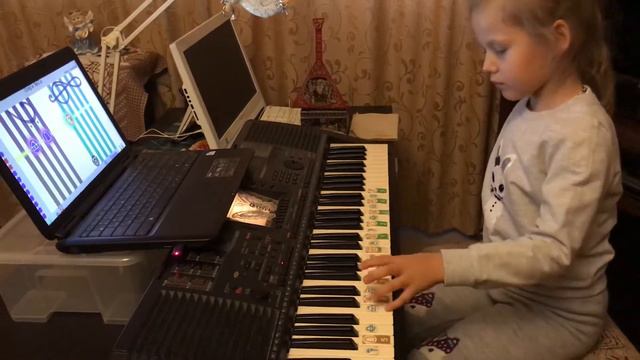 Алиса, 5 лет. "Jingle Bells" левой рукой смотреть онлайн