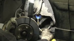 Как открутить болт подрамника , если он прокручивает