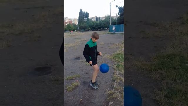 Как научиться набивать мяч?! Легко! смотреть онлайн