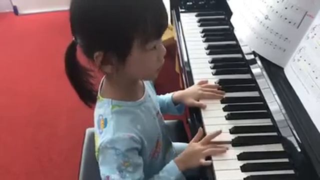 ฮันน่าห์ ฝึกเล่นเพลง Andantino กับ metronome ความเร็ว 60 เน้นให้เล่น dynamics ให้แตกต่างกันค่ะ смотреть онлайн