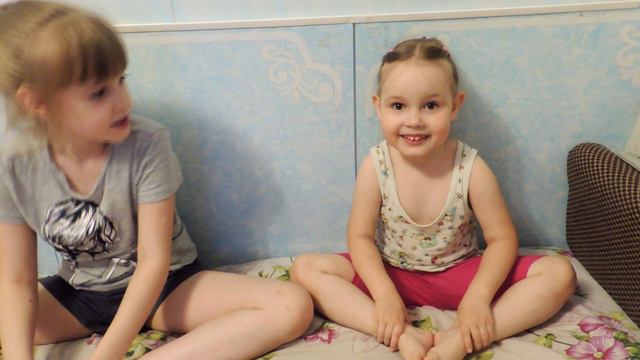 Алёнка и Соня - музыкальные занятия дома. Поют весёлую песенку смотреть онлайн