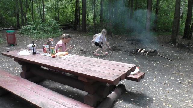 Пошли в лес на шашлычок.По красоте.Жизнь в Москве. смотреть онлайн