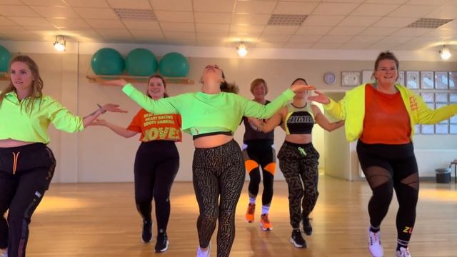 משוגעת (Prod. by Triangle) by Gal Adam & Noroz Zumba Fitness Choreography by Inka Brammer смотреть онлайн