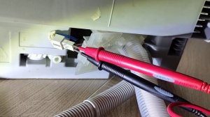 Вода не поступает в посудомоечную машину. Проверить шланг залива впускной клапан напряжение