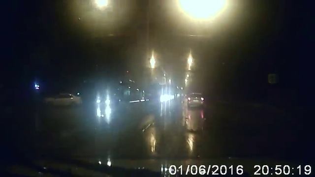 Натяжной трос , оборванный, электропитания трамвайной линии оторвал зеркало смотреть онлайн