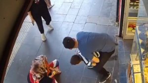 Cпас ребенка, который подавился конфетой.