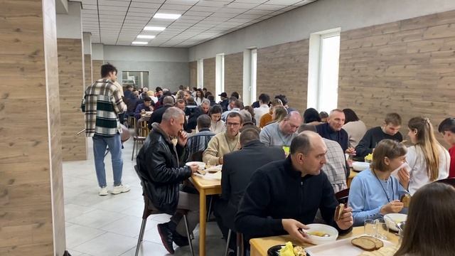 Братья и сестры за столами работают хорошо! Слава Богу за насущный хлеб!!! смотреть онлайн