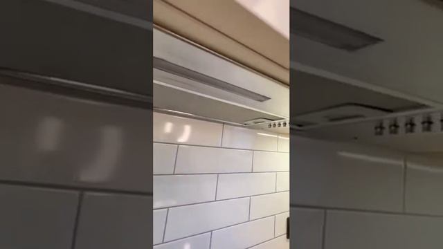 Светлая кухня в теплых песочных тонах. смотреть онлайн