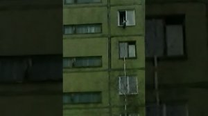 Пьяный дядька орёт на всю улицу