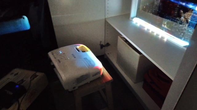 Проектор и зеркало, изображение на всю стену. Как увеличить экран видеопроектора при длинном фокусе