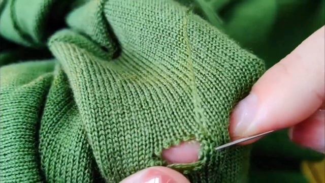 How To Fix A Hole In A Knitted Sweater / Invisibly Mend Your Knitwear