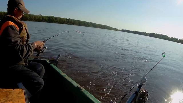 Сезон летней рыбалки открыл 2022. р Вятка. смотреть онлайн