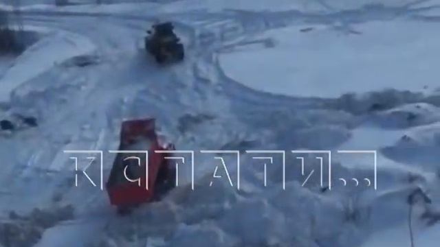 Незаконную свалку снега организовали прямо на детской площадке смотреть онлайн