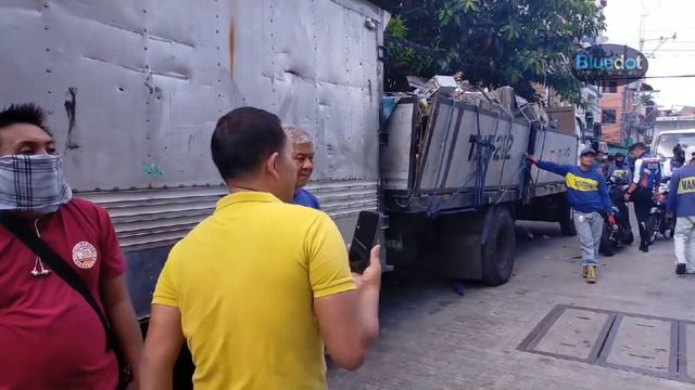 PASAWAY NA JUNKSHOP, UMAAPAW SA KALAKAL SINAKOP ANG BANGKETA! | MANILA LATEST UPDATE смотреть онлайн