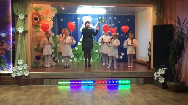 Руководитель Тамара Волкова, Наташа Хрычева и ребята 