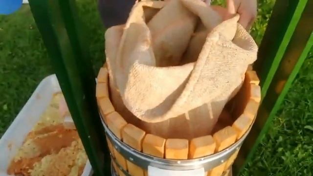 Как я давлю яблочный сок своими руками. смотреть онлайн
