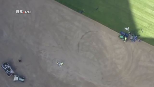 Раскатывают газон на «Самара Арене» смотреть онлайн