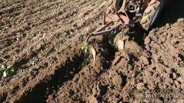 Японский мини трактор Yanmar пашет самодельным плугом смотреть онлайн